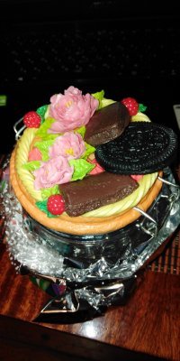 На Новый Год заказывал несколько вот таких подарочков, так некоторые не верили, что это всё искусственное - печеньку пытались пробовать на зуб...)))