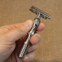 Бреюсь 2 раза в неделю. Одного лезвия хватает на месяц. В пачке 5 шт.
Все эти трёх-пяти, десяти "лезвийные" станки забиваются на первом бритье...