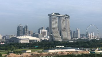 Только приехал из Сингапура. В 1965 это была такая дыра, что вам это даже не снилось, а теперь это по ВВП на душу населения 3 страна в мире.  И у них нет ни нефти, ни газа, да просто ничего. Просто они побороли коррупцию и заставили экономику работать на государство... не растягивать доходы по офшорам.... в 1996 уже 91% населения имел свое жильё....Был там три года назад первый раз. За три года такие изменения , что нам и не снились...