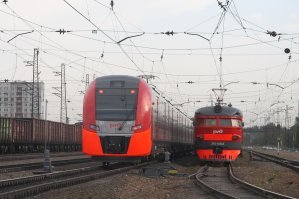 Кстати об ЭР-2К 603 - её сначала перекрасили, а потом она попала в ДТП с КАМАЗом и ей заменили "голову" на 633-ю (фотку с места ДТП не нашёл)