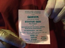 Билет на концерт группы   ""QUEEN "" и группы 
""STATATUS QUO""
 Давайте сравним цены.
 "примадонна...была....Ёпти...
..ушла бы красиво
