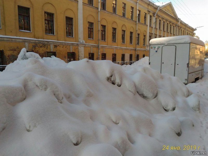 Я видимо в каком-то другом Питере живу?

Сегодня уже 28-января, эти горы снега так и не вывезли!

Гагаринская улица, центральный район.