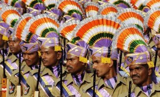 Был опыт просмотра  военного парада на одном из индийских каналов. Это жесть. Больше трех часов маршировали  люди  в форме. Отличались военные фактически только головными уборами. "Река людей". Было ощущение, что половина населения промаршировало.  Разнообразие внесли те кто служил  в горах ( у них сама форма другого цвета была) и  бравые военные на верблюдах.