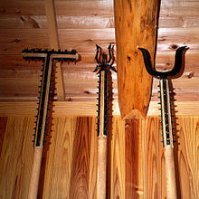 Старый азиатский подход. Раньше такие у японцев были, чтоб даже смерд мог остановить буянящего благородного самурая, не причинив тому вреда.