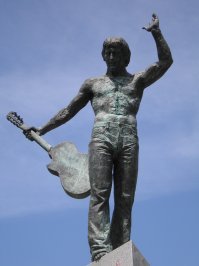 А где же памятник Высоцкому и рыба около "Аквариума"?