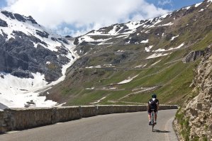 Излюбленный "холмик" для велосипедистов. Мой друг туда каждый год катает.