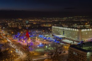 Про базы и аэропорты вопросы отпали? Давайте-ка я попробую сыграть методами либераста на Ваш вопрос. Внизу фотографии, угадаете где Аляска, а где тот же Сахалин и Курилы? Как видите, в эту игру можно и не только во вред России играть. Люди конечно же едут туда, где лучше. И естественно по большому счёту Курилам до Аляски далеко, но, думаю, со временем и там наладится.