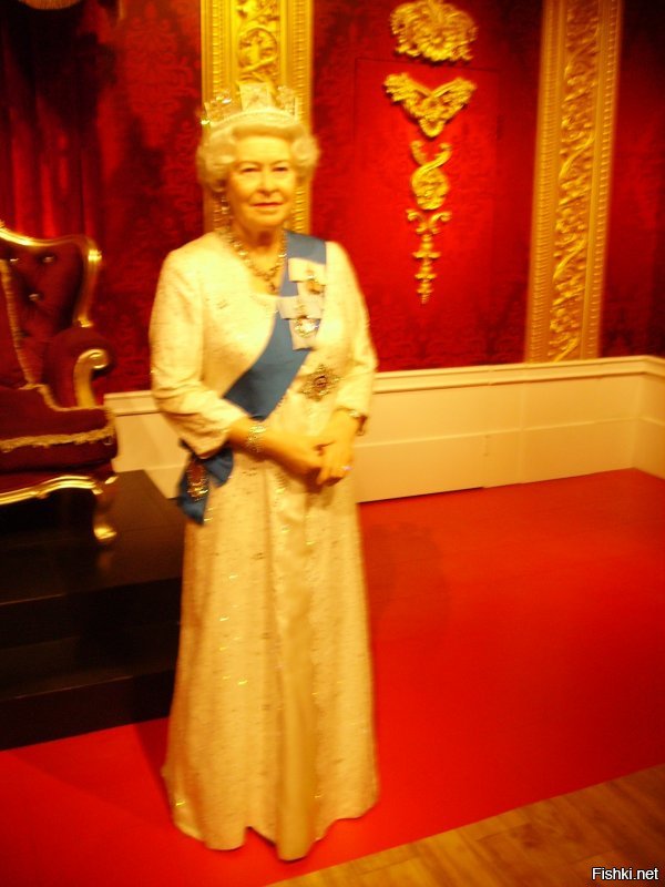 В Гонконге была в музее мадам Тюссо, Елизавета там похожа на себя)
