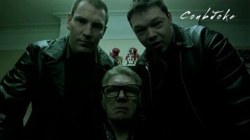 Мастер маскировки решил избавиться от камеры в подъезде