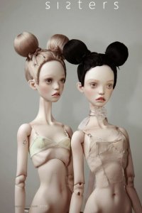 Улавливается с кого пишутся лица... просто много кукол узнаваемы, но не в этом интересность ситуации. Понятно, что и сами модели, в реальной жизни выглядат практически так же, но много кукол под стать вкусам большинства... сама работа выполнена восхитительно, очень красиво и реалестично. Куклы на самом деле интересные. Но Я бы не хотел видеть свою дочь вот такой, например...  а в голубом вообще парень!!! Тут перегиб явный...но тенденции в мире таковы, что мирок развратился до нереальных масштабов и этот процесс, по всей видимости, только начинается...