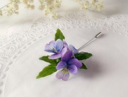 ВРУШКА! 
Этапы работы из серии "Как нарисовать сову"  - рисуем 2 кружочка, добавляем деталей.
1) Делаю листочек (молодец - видно, сама делала), 
2) Леплю горошинки и насаживаю на проволочку (ничего сложного не вижу)
3) Готовая веточка смородины! Оп-па!....

На самом деле - приматываем настоящие ягодки и самодельные листочки к проволочке (ТИПА, в процессе работы).

4) Собираем похвалу от наивных фишкян.

Смотрел я ваши работы Вконтакте - отчётливо видно, где ваша работа, а где фейк. Вот это - настоящие ваши работы - верю.