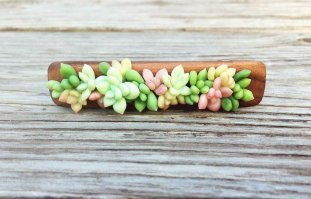 ВРУШКА! 
Этапы работы из серии "Как нарисовать сову"  - рисуем 2 кружочка, добавляем деталей.
1) Делаю листочек (молодец - видно, сама делала), 
2) Леплю горошинки и насаживаю на проволочку (ничего сложного не вижу)
3) Готовая веточка смородины! Оп-па!....

На самом деле - приматываем настоящие ягодки и самодельные листочки к проволочке (ТИПА, в процессе работы).

4) Собираем похвалу от наивных фишкян.

Смотрел я ваши работы Вконтакте - отчётливо видно, где ваша работа, а где фейк. Вот это - настоящие ваши работы - верю.