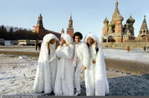 Какая фирмА.И на первых рядах сидели партработники и их жены. Ибиихмать.