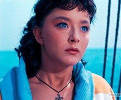 Ихтиандр, от греческого ихтис=рыба и андрас=мужчина. Мужик-рыба, в общем. Анфибия, от греческого амфи-=двух-, и биос=жизнь. В общем, амфибия, это существо, живущее в двух мирах, на суше и на земле.

А Вертинская в те времена была очень хорошенькая.