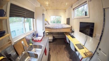 Две раковины видимо что бы в одной носки стирать, а в другой сидеть и тиливизир смотреть. Два стула, один чтобы сидеть за клавиатурой а другой чтобы за ПК - тоже с клавиатурой.  В таких хоромах одного дивана мало будет.. надо еще джихад кровать над головой подвесить,которая рано или поздно выполнит свое предназначение. Инженер <span style='color:gray'>[мат]</span>..