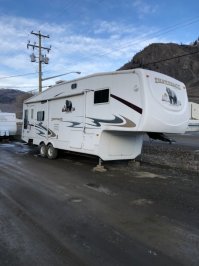 15К за это? Ок, глянем на вторичный рынок жилых прицепов в Канаде. 
1. 14К  2006 года.
2. 18К  2013 года.
3. 10К  2007 года.
И т.д. и т.п.