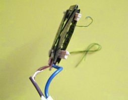 Ничего подобного. Это уж какая-то совсем маломощная модель. КПД чрезвычайно низок же. Ведь когда у советского солдата стоит задача по-быстренькому вскипятить трёх, а то и пятилитровую банку на всё своё отделение, то даже самые несложные математические расчёты дают понять, что между лезвиями за глаза хватит одной спички. Впрочем... на приведённом мною фото скорее всего ненадёжная китайская подделка, поскольку провода подсоединены с одной стороны, что резко повышает вероятность, что вместо чая будет большой бада бум! Наши же кипятильники отличались замечательной надёжностью, долгим сроком службы и даже передавались из поколения в поколение. Из призыва в призыв. :)