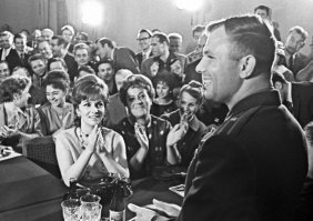 Судя по её взгляду Юре она отдалась бы без вопросов но кто же ему разрешил бы!