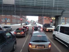 Практически центр Хельсинки. Чистилок не видел. Знаменитой крошки тоже нет. Правда, на горках, видимо, все же полили реагентами, но очень мало.