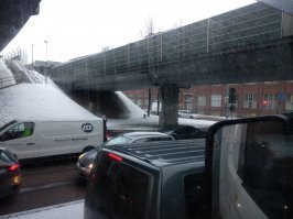 Практически центр Хельсинки. Чистилок не видел. Знаменитой крошки тоже нет. Правда, на горках, видимо, все же полили реагентами, но очень мало.