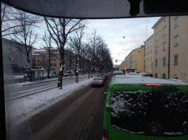 Практически центр Хельсинки. Чистилок не видел. Знаменитой крошки тоже нет. Правда, на горках, видимо, все же полили реагентами, но очень мало.