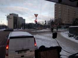 Практически центр Хельсинки. Чистилок не видел. Знаменитой крошки тоже нет. Правда, на горках, видимо, все же полили реагентами, но очень мало.