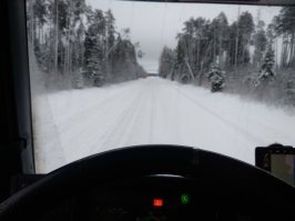А это я съехал с основной трассы в Эстонии. Где-то в Ида-Вирумаа. Через 10 минут в меня чуть не влетел гонщик, прошел в паре метров и зарылся в снег. Вытащил, благо груженый был. Пустой даже не стал бы пробовать, сам бы закопался.