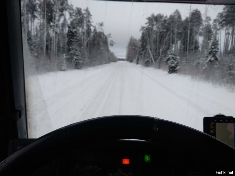 А это я съехал с основной трассы в Эстонии. Где-то в Ида-Вирумаа. Через 10 минут в меня чуть не влетел гонщик, прошел в паре метров и зарылся в снег. Вытащил, благо груженый был. Пустой даже не стал бы пробовать, сам бы закопался.