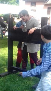 Как то не правильно они его заковали .