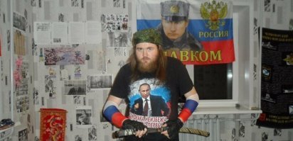 Я не сразу понял, что у него стены не газетами оклеены 
P.s. так вот как Вовин электорат выглядит