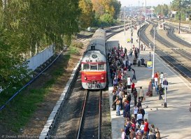 Узловая Тульская область лето 2007 Дизель поезд Д1 встает к платформе под посадку на Ефремов.