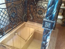 Автор, у тебя сильно устаревшая информация. В 2015 году был проведен полный капремонт судна, при котором почти полностью была обновлена подводная часть корпуса, обновлена центральная лестница, реконструированы все каюты верхней палубы. Так же, было полностью заменено ограждение центральной лестницы, в создании которого мы принимали непосредственное участие. А вот несколько фоток обновленного ограждения.