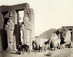 Рамессеум (поминальный храм), город Фивы, Греция, 1857 год

Меня терзают смутные сомнения.