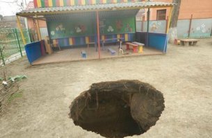 Было пару лет назад, был общепоселковый субботник, везде мусор сбирали, а я ездил на ГАЗончике, собирал мешки и отвозил их на помойку. Заехал на территорию школы, выезжаю на физкультурную площадку и провалился в такую яму передней осью. Сильно руку ушиб, плечо ещё две недели болело.
Приехал тракторист, вытащил меня. Хорошо, что я на машине провалился, а если бы дети туда упали?