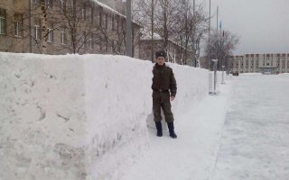 Видать у нас служил: