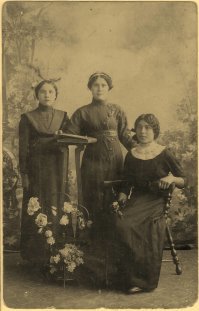 Прабабушка моя, Марфа Николаевна, с родными сестрами. Город Омск, 1910-е.