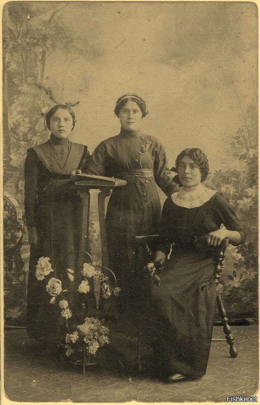Прабабушка моя, Марфа Николаевна, с родными сестрами. Город Омск, 1910-е.