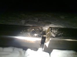 А зимой бывает и так! Излом рельса. И что самое интересное - кусочек намагниченного металла даёт контакт, и занятости нет. Не электрофицированный участок.