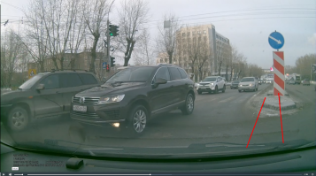 Ну ты сам то себе веришь? Не нормально повернула, а впритирку протиснулась. Специально для особо одарённых разметил середину дороги и край бетонной площадки. Теперь подумай, в какой полосе стоит виновник торжества?