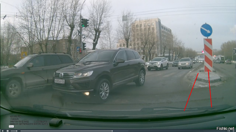 Ну ты сам то себе веришь? Не нормально повернула, а впритирку протиснулась. Специально для особо одарённых разметил середину дороги и край бетонной площадки. Теперь подумай, в какой полосе стоит виновник торжества?