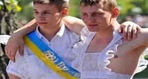 У вас еще сине -желтые были ленты  и девочки -без воротничков ..У нас с воротничками и белыми большими бантами