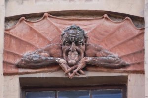 А могли бы и вовсе отколоть и скинуть вниз на тротуар...