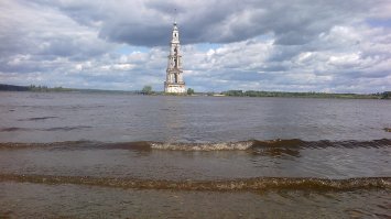 Очень люблю Тверскую область, в особенности Калязинский район. Река Волга, Волнушка, Нерль.  
Какие дивные места:
Лесов могучих край,
Река зовущая чиста -
Прохладу набирай.
Едва касаясь, ветерок
Верхушки шевелит.
Великолепия исток
По воздуху разлит.
