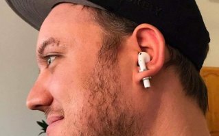 Девушка придумала серьги для тех, кто теряет беспроводные наушники