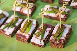 15 простых и эффектных закусок на скорую руку, которые выручат, если нагрянули гости
