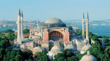 Ну, Восточная Римская Империя, под названием Османской и со столицей в Константинополе, просуществовала вплоть до Первой Мировой Войны. А её метрополия существует и сейчас. Не слишком конечно хорошо, но существует.