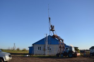 Дело было в колхозе. Лестница или подъемник были за 200+ км.
На фото знакомые монтажники. :)