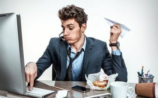 А  эффективное  решение тем временем известно.
И  к примеру  широко применяется в  штатах  да и в Европе  не редко...

Просто  даётся контракт китайцам или ещё кому, они строят новый  завод. Чаще всего  у себя  же в Китае.  А  существующий завод  закрывают как  нерентабельный. 
И  никаких проблем.  кроме  финансовых. Ибо  это потеря  гигантских денег. Но  мееенеджерам  это  до одного места. Денежки  то не их в принципе.