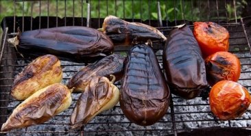 Армянский Хоровац(шашлык из овощей), брат Аджапсанда ли (груз. აჯაფსანდალი; также аджапсандал[1]   азерб. əcəbsəndəl, арм. աջափսանդալ, абх. аџьапсандал)  блюдо кавказской (грузинской, абхазской, азербайджанской, армянской) кухни[1], также встречается в кухнях среднеазиатских тюркских народов.

Готовится из обязательных ингредиентов: баклажаны, помидоры, сладкий перец, репчатый лук, чеснок, пучок кинзы, базилик, растительное масло и соль, перец по вкусу. Иногда добавляются картофель и острый перец. Как правило берутся некрупные баклажаны, все сопутствующие продукты берутся в свежем виде.

Ближайший европейский аналог   овощное соте (рататуй), в котором, однако, баклажаны могут не быть основным ингредиентом или отсутствовать вовсе, а также используются другие пряности.
Приятного аппетита....