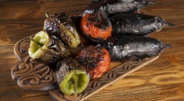 Армянский Хоровац(шашлык из овощей), брат Аджапсанда ли (груз. აჯაფსანდალი; также аджапсандал[1]   азерб. əcəbsəndəl, арм. աջափսանդալ, абх. аџьапсандал)  блюдо кавказской (грузинской, абхазской, азербайджанской, армянской) кухни[1], также встречается в кухнях среднеазиатских тюркских народов.

Готовится из обязательных ингредиентов: баклажаны, помидоры, сладкий перец, репчатый лук, чеснок, пучок кинзы, базилик, растительное масло и соль, перец по вкусу. Иногда добавляются картофель и острый перец. Как правило берутся некрупные баклажаны, все сопутствующие продукты берутся в свежем виде.

Ближайший европейский аналог   овощное соте (рататуй), в котором, однако, баклажаны могут не быть основным ингредиентом или отсутствовать вовсе, а также используются другие пряности.
Приятного аппетита....